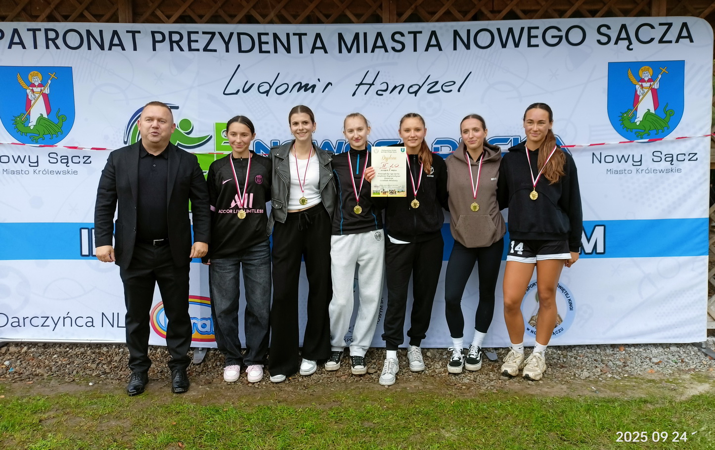 Zdjęcie 36f53b91e-0a9c-4a1e-9c37-17e40393792c.jpg w galerii Sztafetowe biegi dziewcząt (24.09.2025 r.)